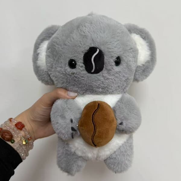 완성된 맞춤 마스코트 봉제인형 — 자수 로고, 저지 번호, 미드 파일 바디, StarDream Toys 제조