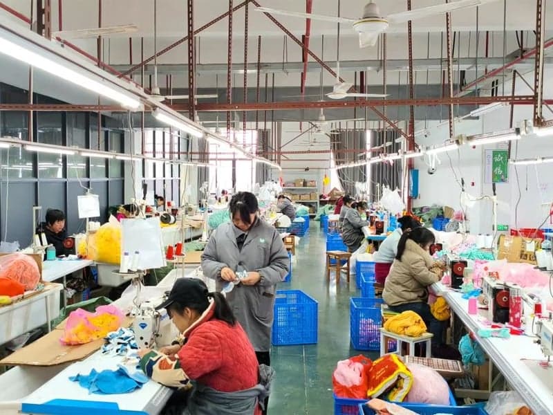 Step 04: Producción Masiva — Una vez que la muestra es aprobada, comenzamos la producción de animales de peluche al mayor con control de calidad estricto en cada etapa. Actualizaciones de progreso regulares proporcionadas para tu pedido de peluche mayorista.