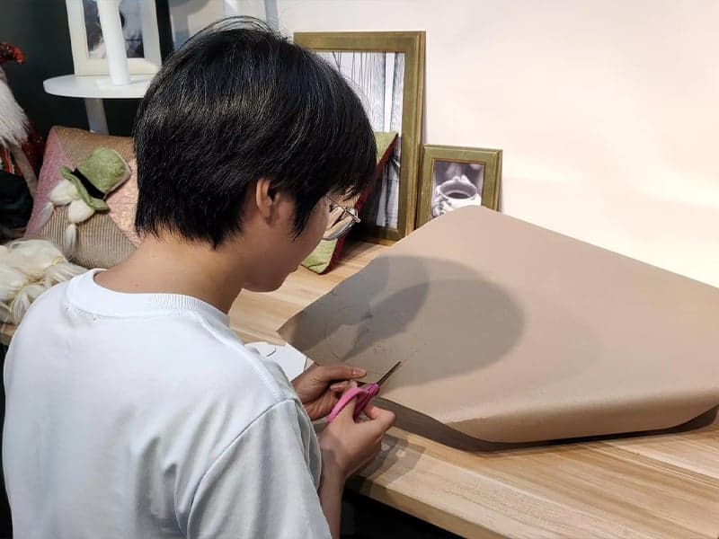 Step 03: Producción de Muestra — Producimos una muestra personalizada física y la enviamos para tu evaluación. Las revisiones son gratis en tus juguetes blandos personalizados hasta que apruebes la muestra final.