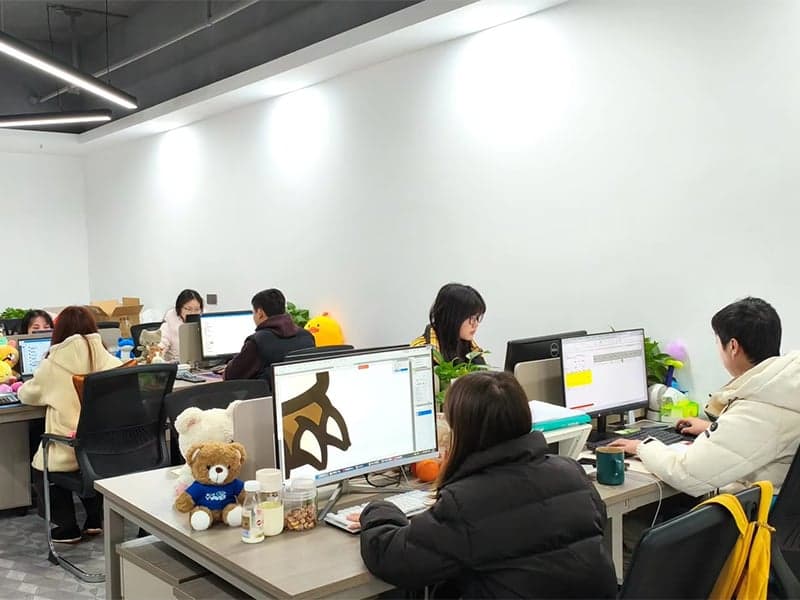 Step 01: Envía Tu Idea — Envíanos tu concepto de peluche personalizado vía correo electrónico, WhatsApp, o nuestro formulario de contacto. Incluye cualquier bosquejo, imágenes de referencia, requisitos de tamaño, y presupuesto objetivo para tus peluches personalizados.