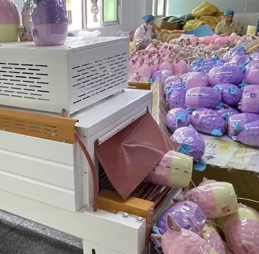 수출용으로 포장·팰릿화된 맞춤 봉제인형 — 리테일 패키징과 마스터 카톤이 출하 준비 완료
