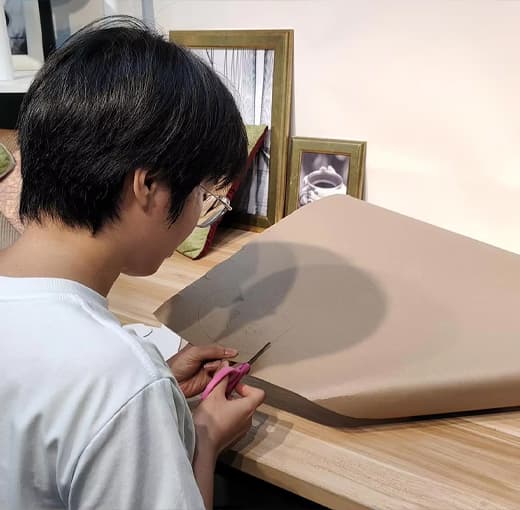 Step 03: Muestra — Recibe una muestra de peluche física en 5-7 días