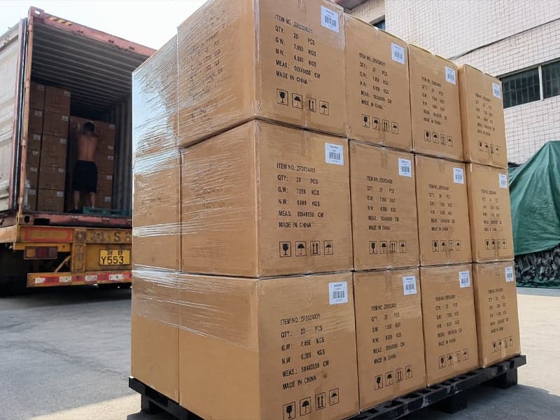 Peluches paletizados y envueltos en plástico frente al contenedor de carga en nuestro almacén de Shenzhen