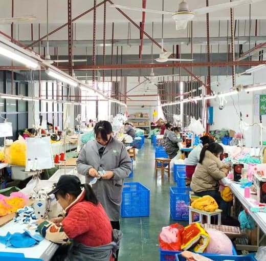 Step 04: Producción — Animales de peluche al mayor con control de calidad estricto
