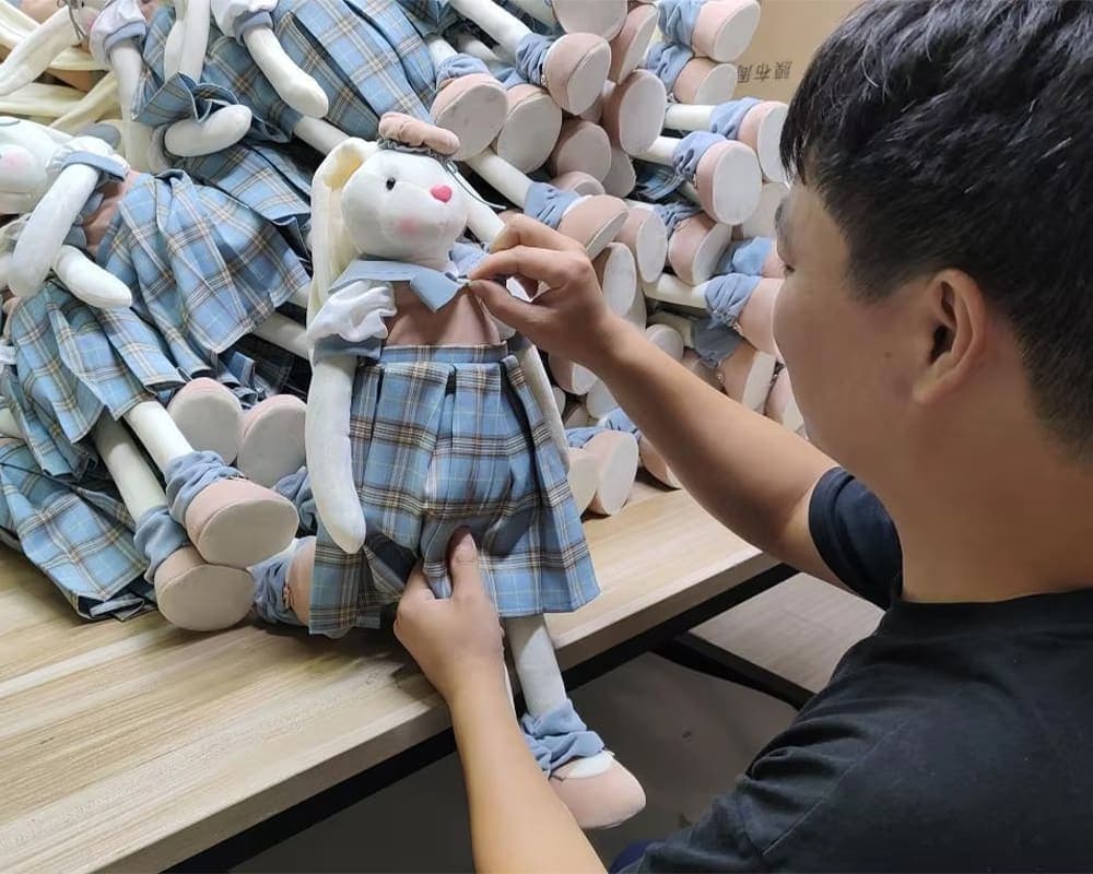 Step 05: Control de Calidad — Inspección rigurosa de cada peluche antes del embalaje