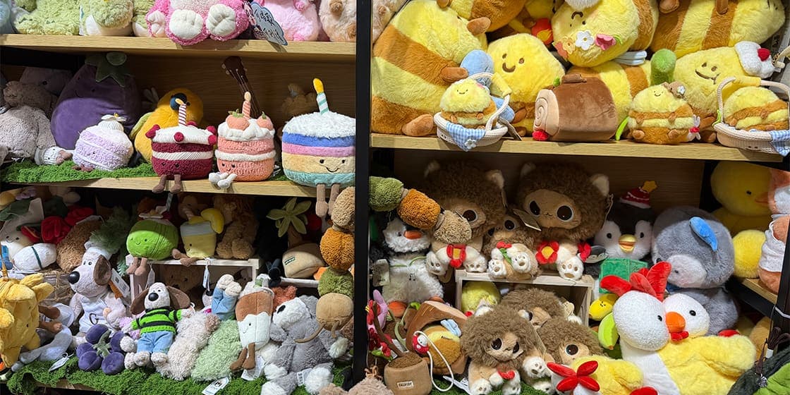 جدار معرض المنتجات — StarDream Toys plush toy factory showroom